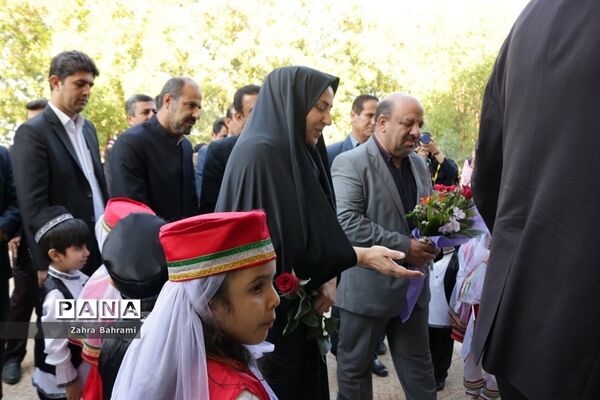 افتتاحیه نمایشگاه دست سازه‌های دانش‌آموزان  با مشارکت اولیا در بوشهر