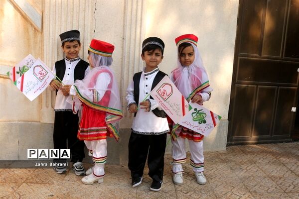 افتتاحیه نمایشگاه دست سازه‌های دانش‌آموزان  با مشارکت اولیا در بوشهر
