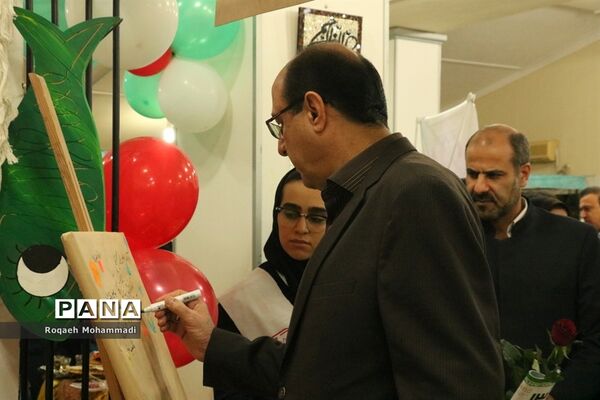 افتتاحیه نمایشگاه دست سازه‌های دانش‌آموزان  با مشارکت اولیا در بوشهر