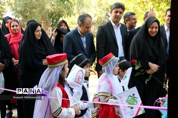افتتاحیه نمایشگاه دست سازه‌های دانش‌آموزان  با مشارکت اولیا در بوشهر