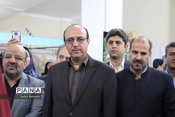 افتتاحیه نمایشگاه دست سازه‌های دانش‌آموزان  با مشارکت اولیا در بوشهر