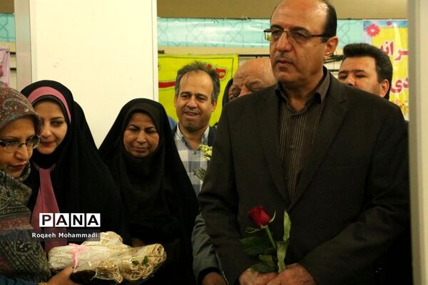 افتتاحیه نمایشگاه دست سازه‌های دانش‌آموزان  با مشارکت اولیا در بوشهر