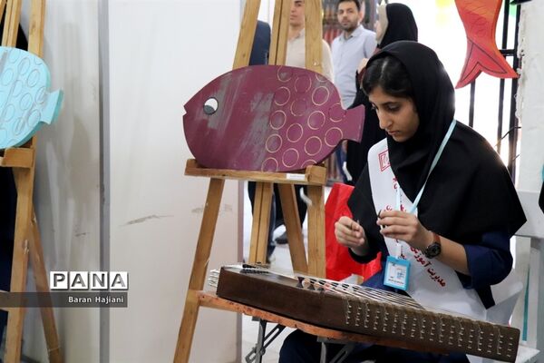 افتتاحیه نمایشگاه دست سازه‌های دانش‌آموزان  با مشارکت اولیا در بوشهر