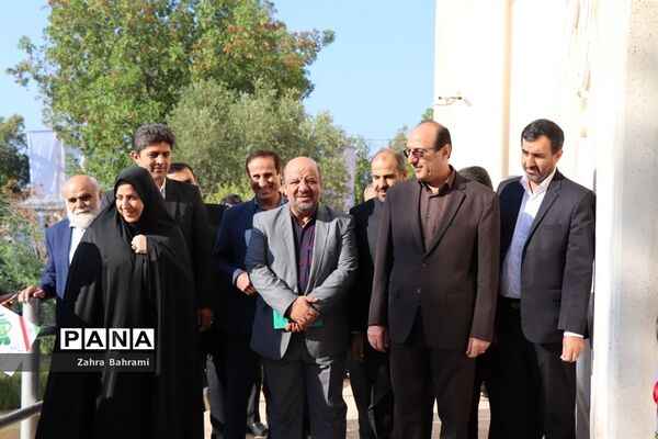 افتتاحیه نمایشگاه دست سازه‌های دانش‌آموزان  با مشارکت اولیا در بوشهر