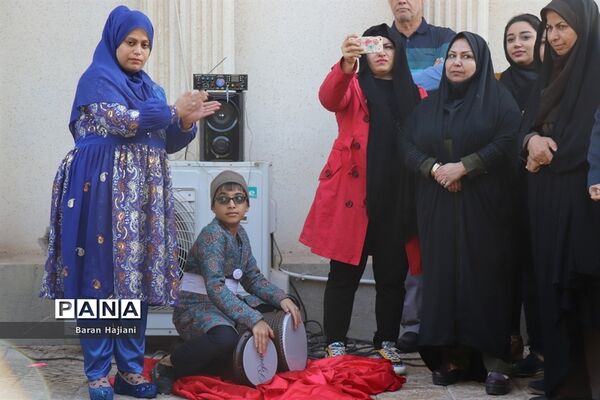 افتتاحیه نمایشگاه دست سازه‌های دانش‌آموزان  با مشارکت اولیا در بوشهر