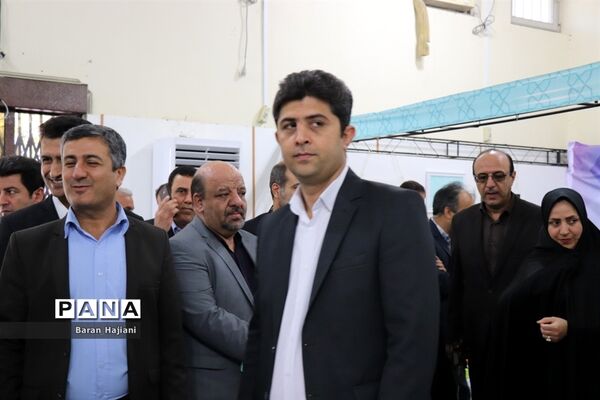 افتتاحیه نمایشگاه دست سازه‌های دانش‌آموزان  با مشارکت اولیا در بوشهر