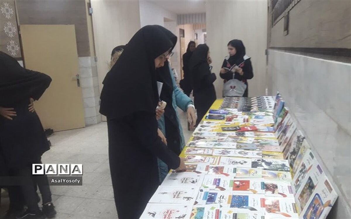 برگزاری  نمایشگاه کتاب در آموزشگاه فرزانگان کاشمر