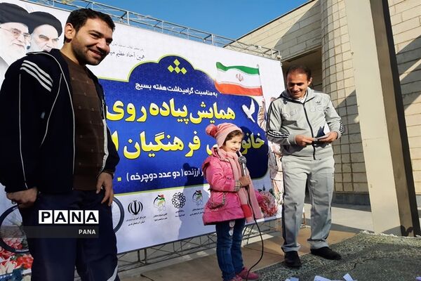 پیاده‌روی فرهنگیان بسیجی به‌مناسبت گرامیداشت هفته بسیج در ارومیه