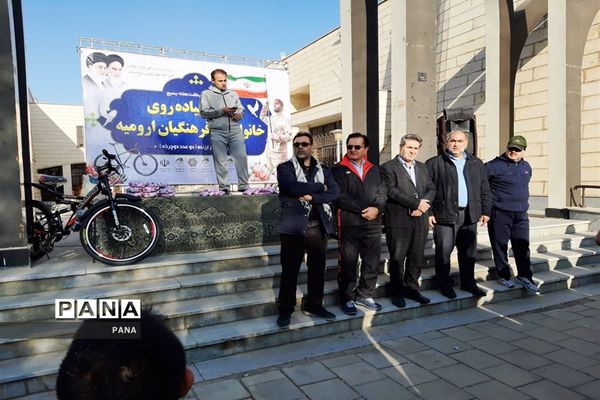 پیاده‌روی فرهنگیان بسیجی به‌مناسبت گرامیداشت هفته بسیج در ارومیه