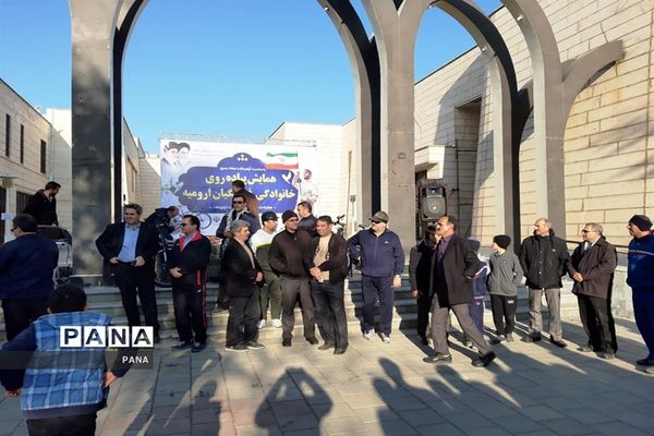 پیاده‌روی فرهنگیان بسیجی به‌مناسبت گرامیداشت هفته بسیج در ارومیه