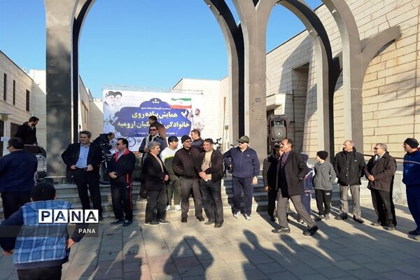 پیاده‌روی فرهنگیان بسیجی به‌مناسبت گرامیداشت هفته بسیج در ارومیه