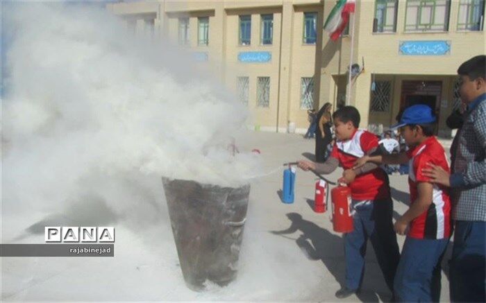 بیست و یکمین مانور سراسری زلزله همزمان با سراسر کشور در مدارس ابرکوه برگزارشد