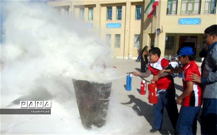 بیست و یکمین مانور سراسری زلزله همزمان با سراسر کشور در مدارس ابرکوه برگزارشد