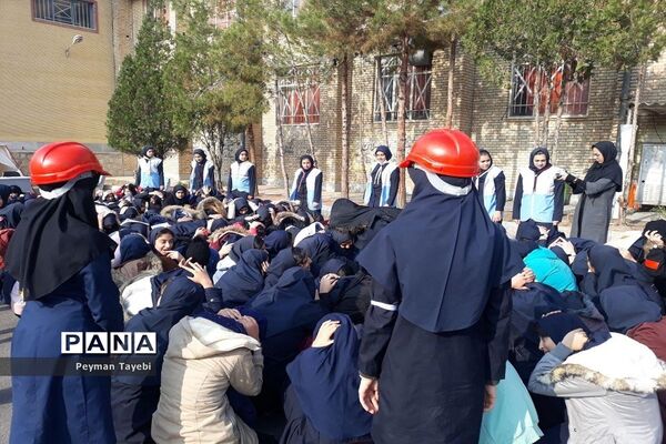 بیست و یکمین مانور سراسری زلزله در دبیرستان راه زینب سمنان