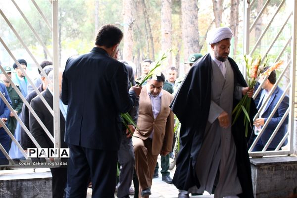 عطر افشانی گلزار شهدای رباط کریم به مناسبت هفته بسیج