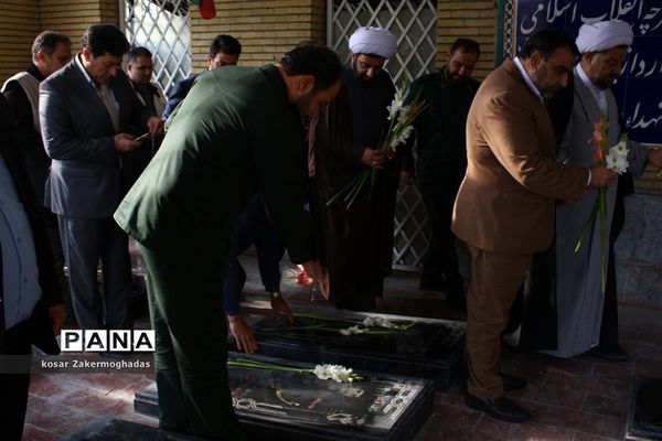 عطر افشانی گلزار شهدای رباط کریم به مناسبت هفته بسیج