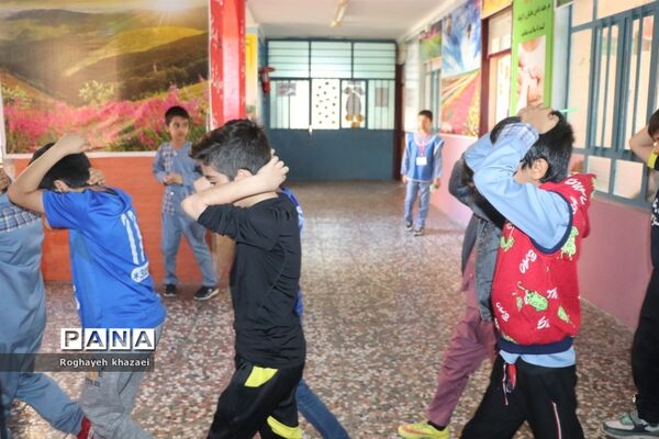 مانور سراسری زلزله در دبستان شهید عاشوری بوشهر
