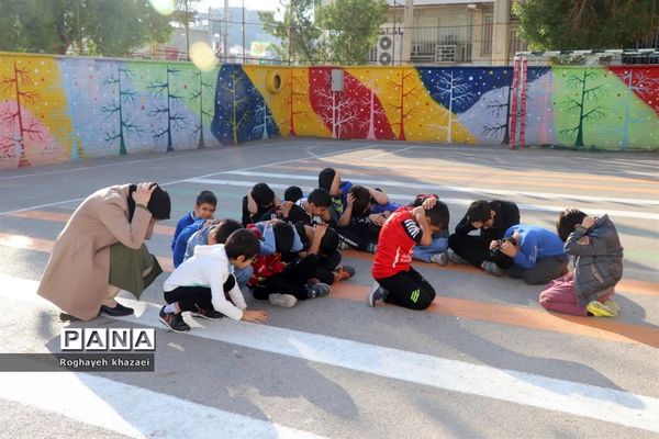 مانور سراسری زلزله در دبستان شهید عاشوری بوشهر