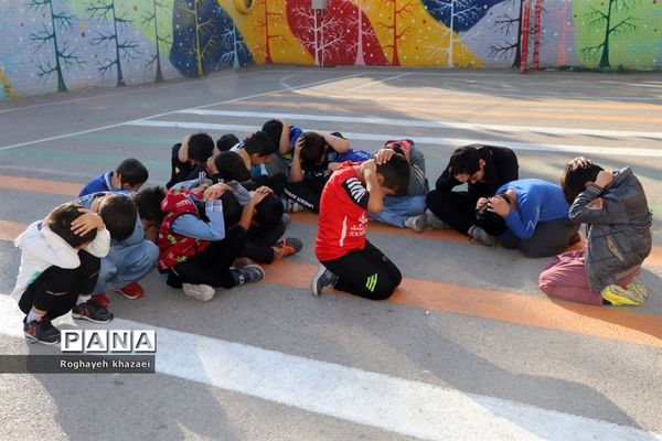 مانور سراسری زلزله در دبستان شهید عاشوری بوشهر