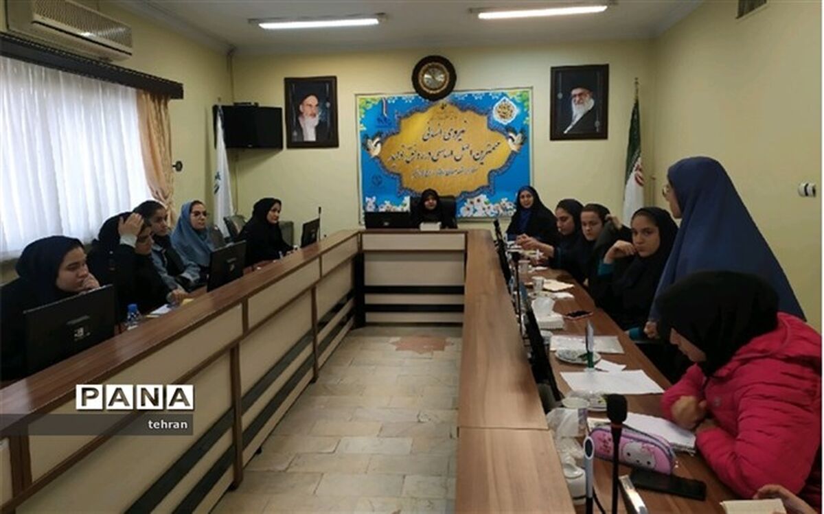 نشست مشترک رؤسای شورای دانش آموزی مدارس با مدیر منطقه7
