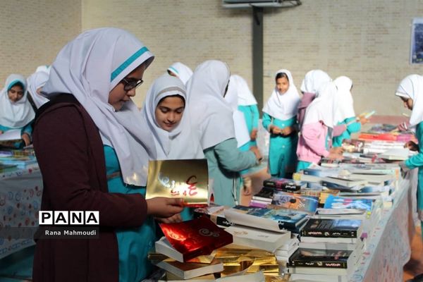 بازدید دانش ‌آموزان از نمایشگاه کتاب در گله‌دار