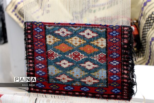 نمایشگاه صنایع دستی بافت و هنر فرش دانش‌آموزان هنرستان ولایت آباده طشک