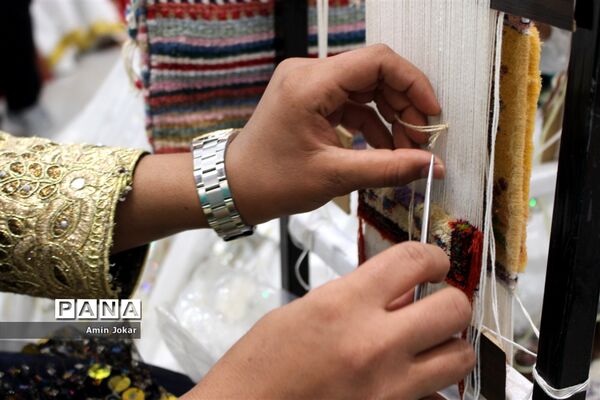 نمایشگاه صنایع دستی بافت و هنر فرش دانش‌آموزان هنرستان ولایت آباده طشک