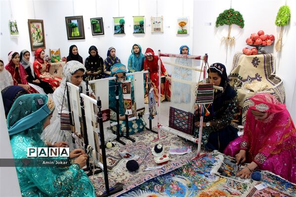نمایشگاه صنایع دستی بافت و هنر فرش دانش‌آموزان هنرستان ولایت آباده طشک