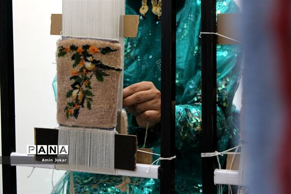 نمایشگاه صنایع دستی بافت و هنر فرش دانش‌آموزان هنرستان ولایت آباده طشک