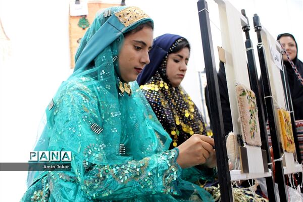 نمایشگاه صنایع دستی بافت و هنر فرش دانش‌آموزان هنرستان ولایت آباده طشک