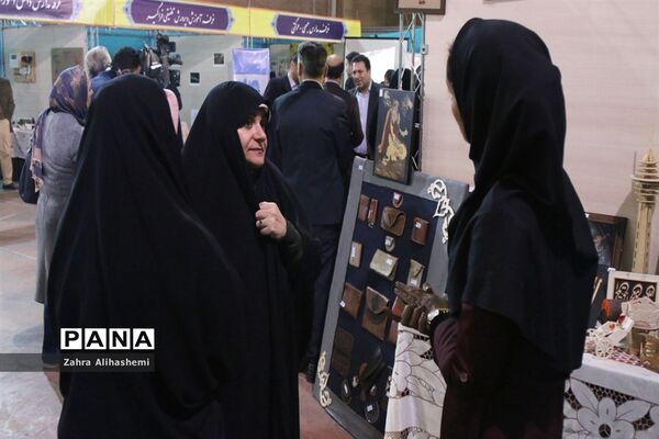 افتتاح نمایشگاه دست‌سازه‌های دانش‌آموزان با نیازهای ویژه شهر تهران
