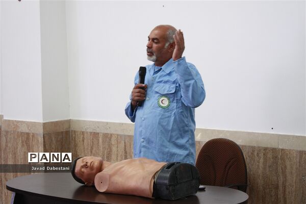 آموزش کمک‌های اولیه  در مدارس ایمن منطقه مروست