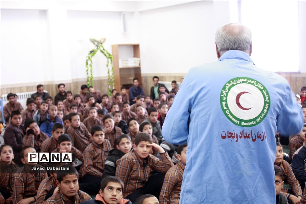 آموزش کمک‌های اولیه  در مدارس ایمن منطقه مروست