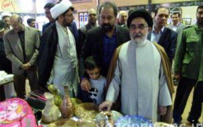 غرفه صنایع دستی  زندانیان بازداشتگاه ابرکوه در نمایشگاه دستاورد های کارآفرینی برپاشد