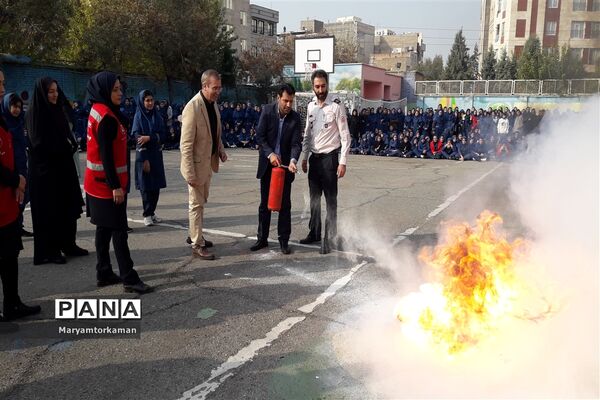 مانور زلزله در آموزشگاه دخترانه ارشاد ناحیه دو شهر ری