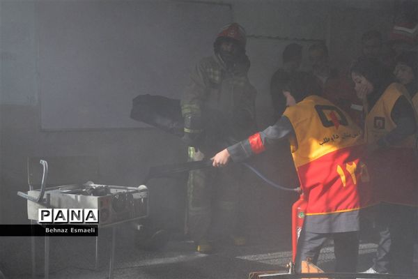 بیست‌ و یکمین مانور زلزله و ایمنی در دبیرستان عصمت ساری