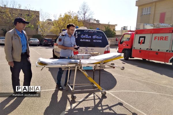 اجرای بیست و یکمین مانور زلزله در دبیرستان دخترانه شاهد 14  ناحیه 4 استان فارس