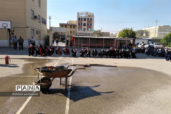 اجرای بیست و یکمین مانور زلزله در دبیرستان دخترانه شاهد 14  ناحیه 4 استان فارس