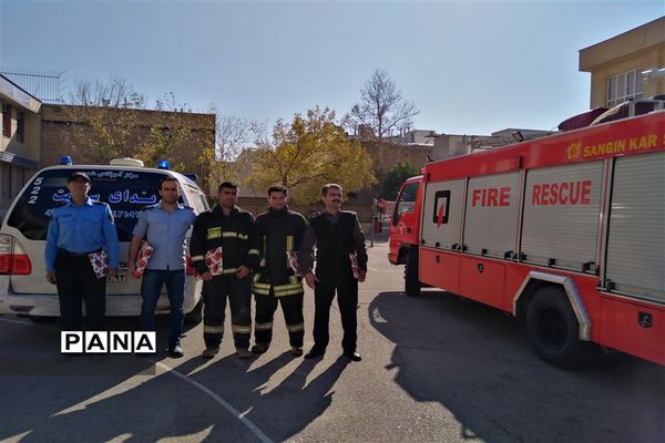 اجرای بیست و یکمین مانور زلزله در دبیرستان دخترانه شاهد 14  ناحیه 4 استان فارس