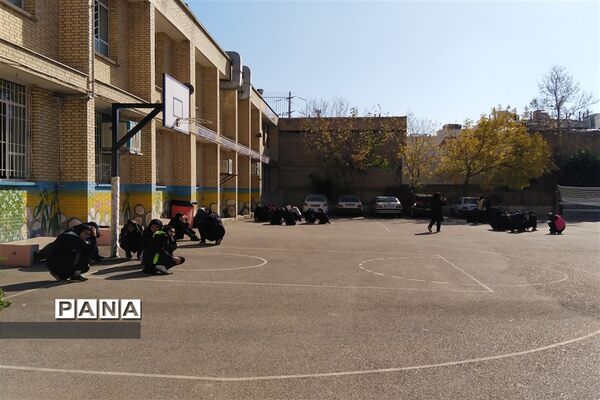 اجرای بیست و یکمین مانور زلزله در دبیرستان دخترانه شاهد 14  ناحیه 4 استان فارس