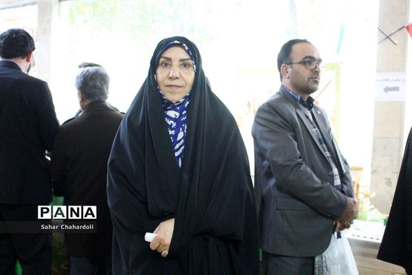 بازدید رئیس اداره کانون‌های فرهنگی و تربیتی از غرفه‌های جشنواره دستاوردهای کانون‌های استان همدان