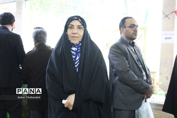 بازدید رئیس اداره کانون‌های فرهنگی و تربیتی از غرفه‌های جشنواره دستاوردهای کانون‌های استان همدان