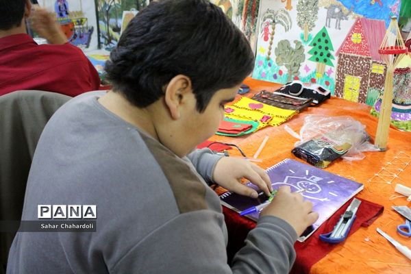 بازدید رئیس اداره کانون‌های فرهنگی و تربیتی از غرفه‌های جشنواره دستاوردهای کانون‌های استان همدان