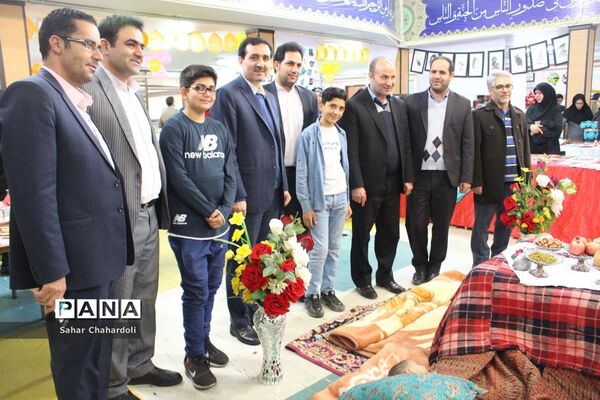 بازدید رئیس اداره کانون‌های فرهنگی و تربیتی از غرفه‌های جشنواره دستاوردهای کانون‌های استان همدان