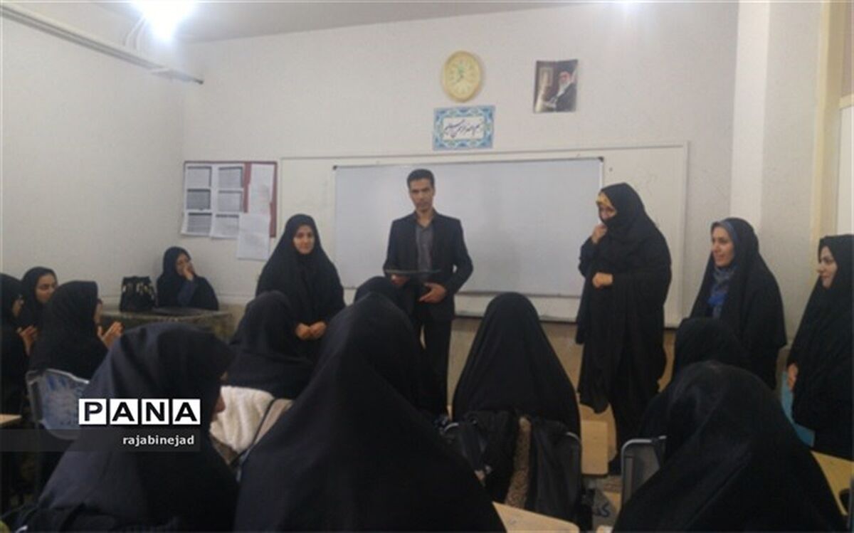 تجلیل از دانش آموزان برتر مسابقه درسهایی از قرآن در ابرکوه