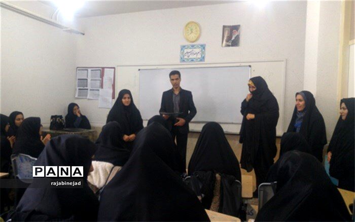 تجلیل از دانش آموزان برتر مسابقه درسهایی از قرآن در ابرکوه