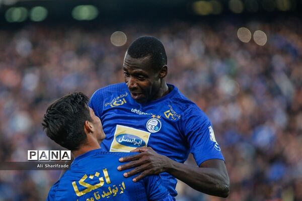 دیدار تیم های استقلال و شهر خودرو
