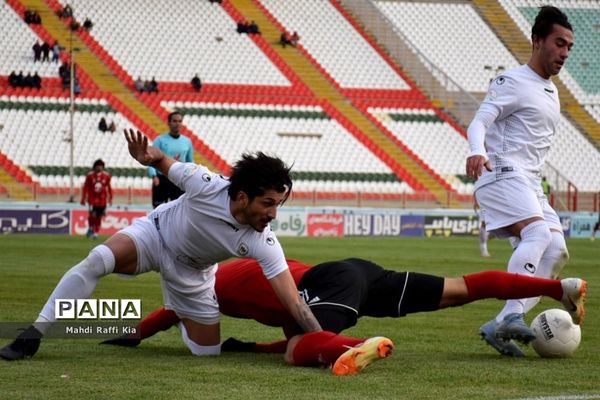 دیدار تیم هاى تراکتور و شاهین شهرداری بوشهر