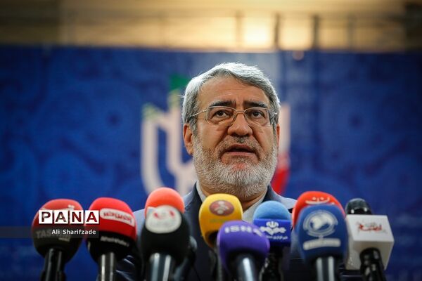 بازدید وزیرکشور از روند ثبت نام انتخابات یازدهمین دوره مجلس شورای اسلامی