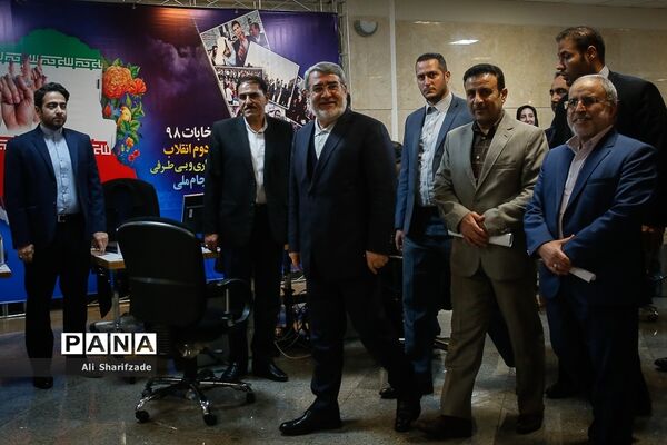 بازدید وزیرکشور از روند ثبت نام انتخابات یازدهمین دوره مجلس شورای اسلامی